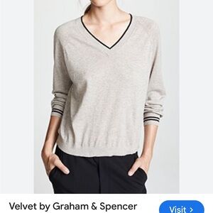 Velvet by Graham & Spencer Light grey/beige V-Neck sweater size S